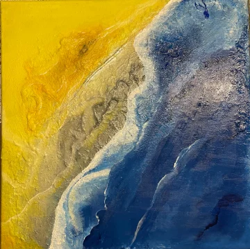 Abstraktes reliefartiges Werk mit gelben, blauen und metallisch wirkenden Flächen.